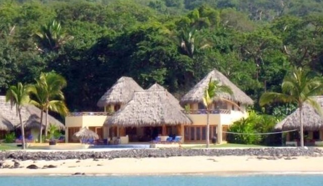 200 ft Oceanfront, Sleeps 18, Private Cook Service, Swim up bar, jacuzzi