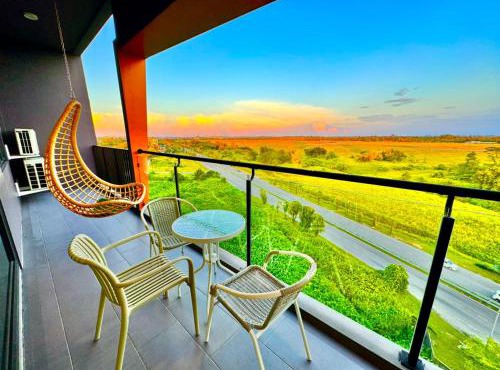 24'HR CHECK IN H'FLOOR SARADISE ECHELON KUCHING LUXURY BALCONY CONDO FACING AIRPORT 3R2B-2Cpark