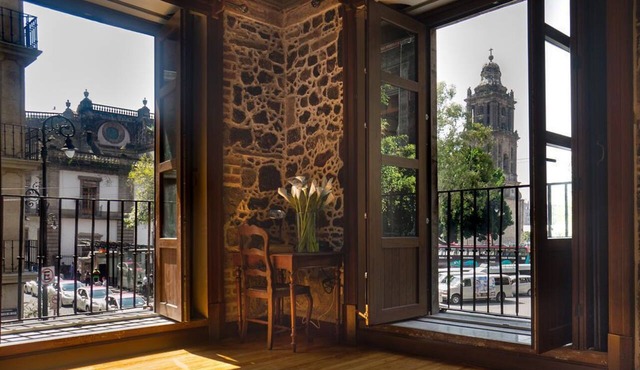2BR historical suite w/BALCONIES TO THE CATHEDRAL. Great for families