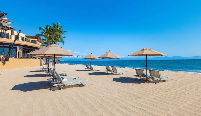 3 bedroom/4 Bath, Beachfront Resort Villa del Palmar Cabo for Christmas