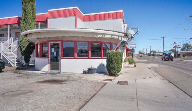 3 Full Bed with Kitchenette in Alpine TX