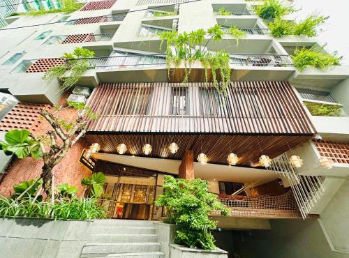 304MSNK Luxe Studio with Balcony and Kitchen
