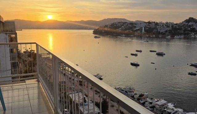 3BR/2BA Condo With Pool & AC – Steps to the Beach in Acapulco de Juárez