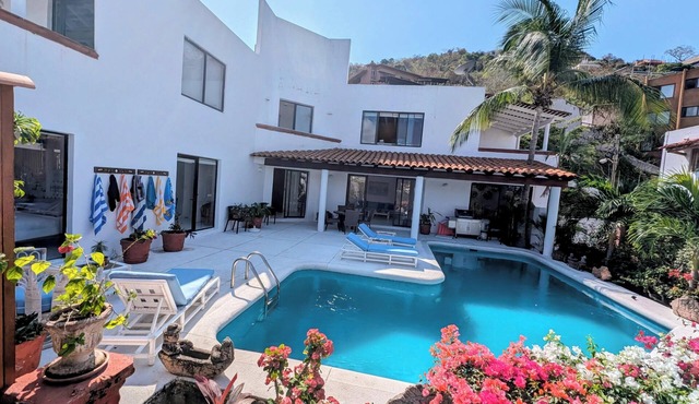 4-bedroom Villa with private pool and stunning views of Playa La Ropa