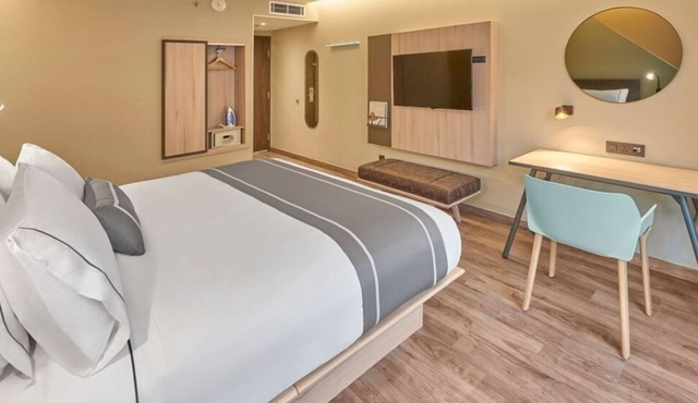 4 Kitchenette Suite + Pool, Gym & Continental Breakfast, Close to CUN Airport