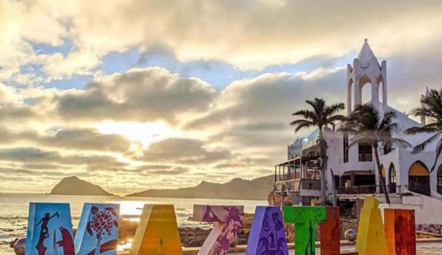 5 minute walk to the Beach + Personal Concierge & Airport Pickup - Pet-Friendly!