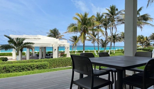5 Star Private Beach front Beautiful Villa only steps from the Ocean