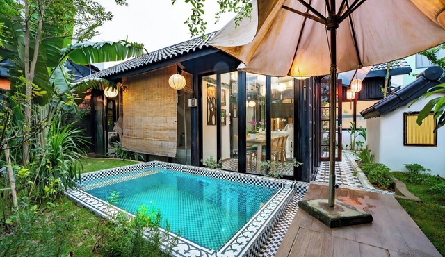 A cozy private villa with a pool and kitchen for couple