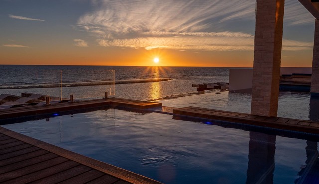 A Hidden Paradise: Spacious Beachfront Oasis - Perfect for Families and Retreats