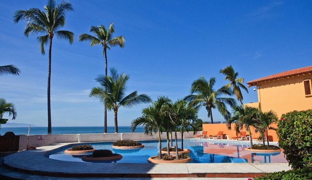 A pool and a beach… What else do you need? Check out my REVIEWS! GREEN!