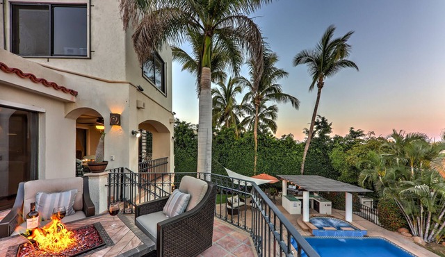 A Stunning 6,100 sqft House Sleeps 10, walk to Beach, Shops and Restaurants.