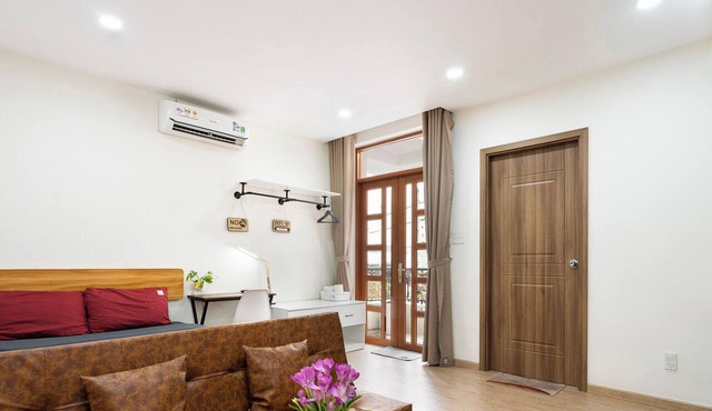 Airport Balcony Apartment - Pet-Friendly Studio