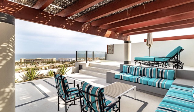 Alegranza Luxury Ocean-View Penthouse, Walking Distance to Downtown and Beach