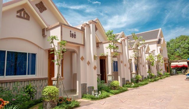 Apartment B with Swimming Pool - Champa Flower