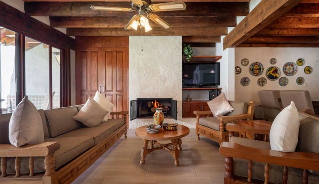 Authentic Mexican Home with Pool in Tequisquiapan