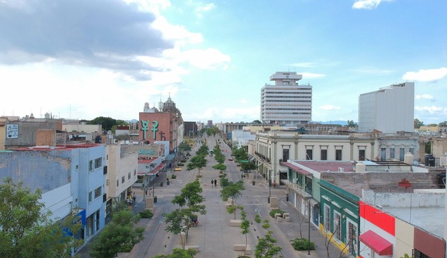 Balcony Apartment right with beautiful Paseo Alcalde right outside your door