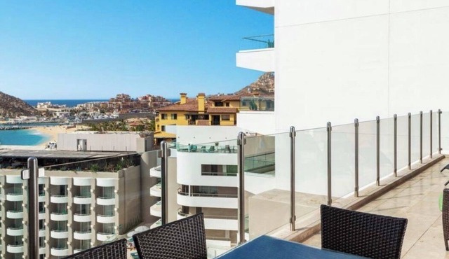 Bayview Penthouse 3 King bedrooms massive balcony ocean & city view w/hot tub