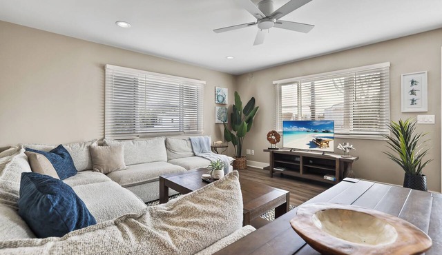 Beachfront 2-bed, 2-bath unit with AC in Seal Beach in Seal Beach