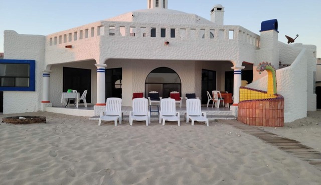BEACHFRONT 3 bedroom Spacious Comfy. Pet Friendly!