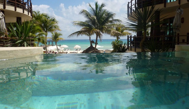 Beachfront Condo with Ocean Views, Washer/dryer, 2 pools