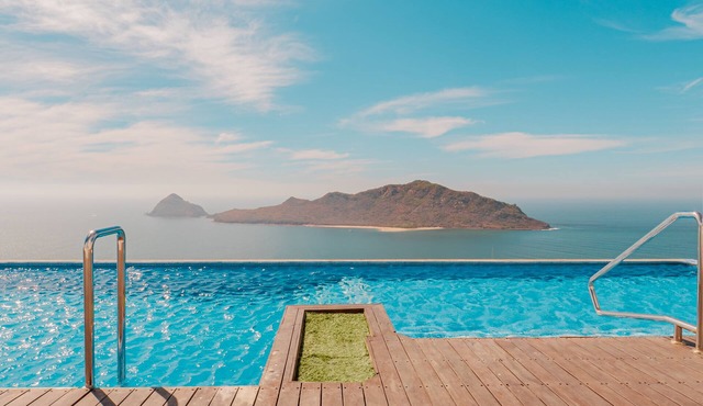 Beachfront Condo with Magnificent views