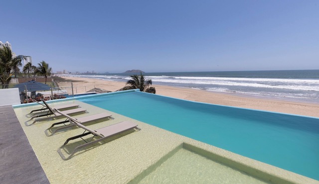 Beachfront Condo With Pool Brand New