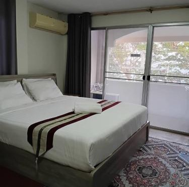 Beachfront Hotel Cha Am