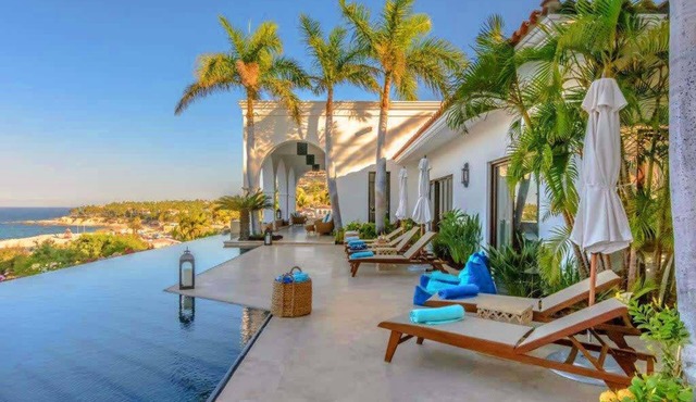 Beachfront Palmilla Villa with Private Beach Walk