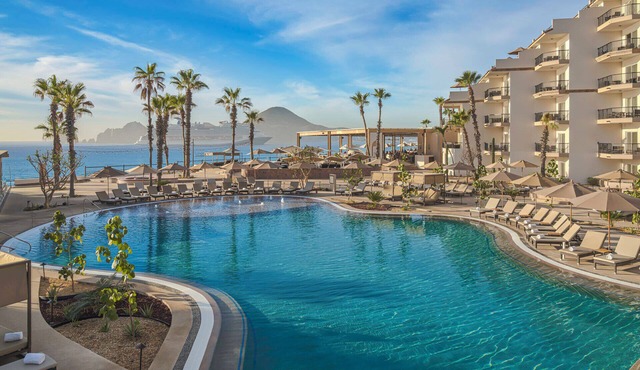 Beachfront resort located within walking distance of downtown & the iconic Arch