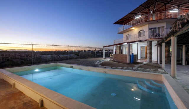 Beautiful 3Br/3Ba home, totally equipped with pool, great for familes! in El Centenario