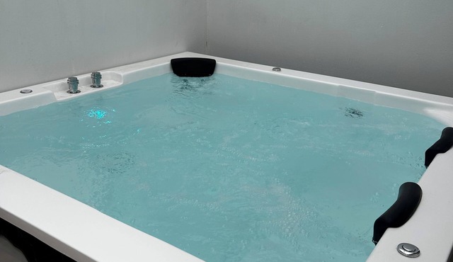 BEAUTIFUL NEW HOUSE WITH PRIVATE JACUZZI