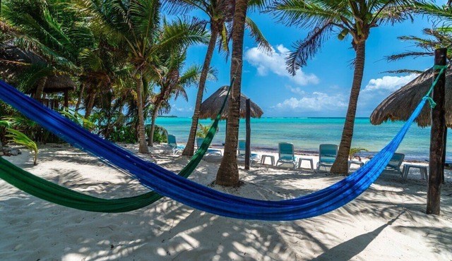 Beautiful tropical villa with beachside pool, AC with great views!