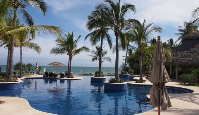 Brand New Deluxe 2 bed Private Beach with Magnificent Views