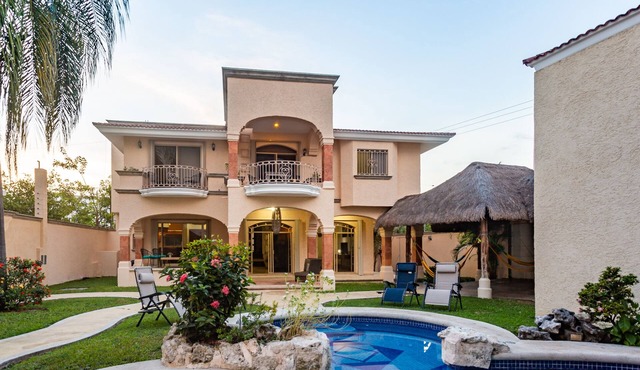 Breakfast Included w/pool 5rooms/5bath for 15