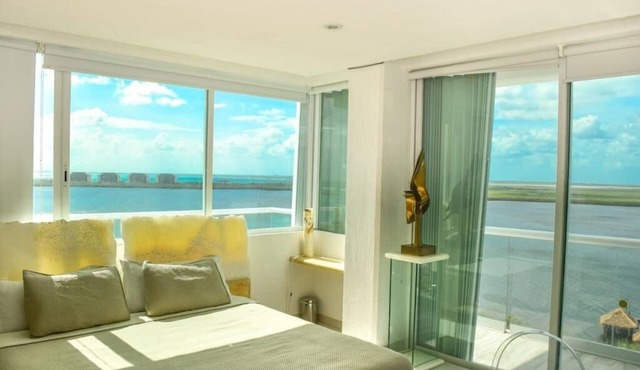 breathtaking studio, w/ocean and lagoon views, amazing wrap around balcony,.