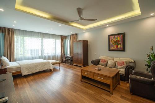 Bu Hồ Tây- A Sunset Retreat in Westlake, Hanoi