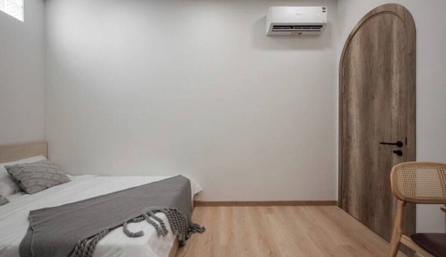 Budget Chic Apt Near Airport #2