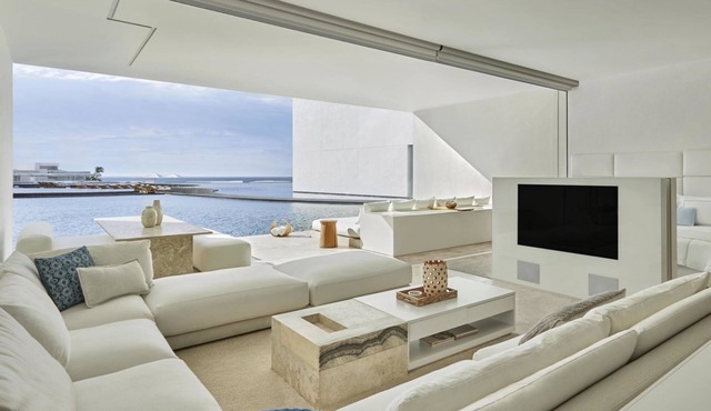 Cabo Coastal Escape: Beachfront, 5 Swimming Pools, Pet-friendly, Free Parking!