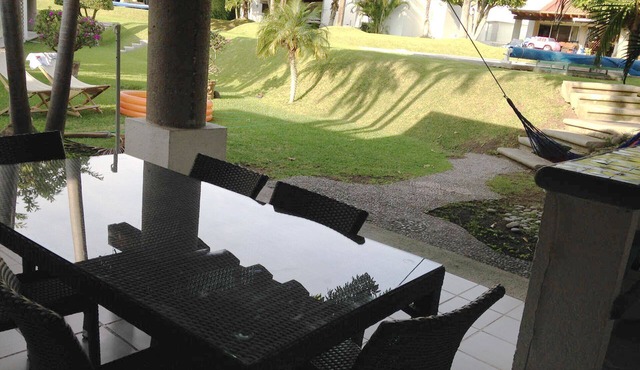 Casa con alberca y hermosos jardines en condominio, Santa Fe, Xochitepec Morelos in Xochitepec