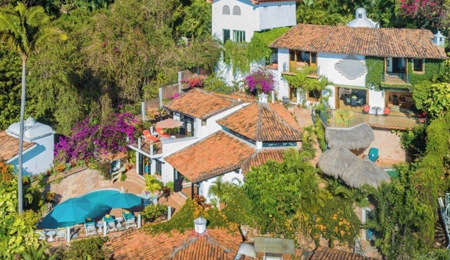 Casa de la Hoja: Private and Quiet 3 BR/4BA Home in Exclusive Conchas Chinas