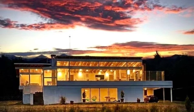 Casa de Vidrio: Eco Lux Refuge with Jacuzzi, fireplace and volcano view.