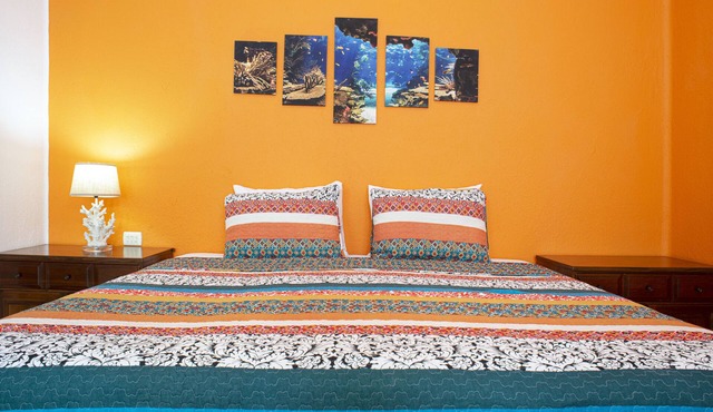 Casa Olas 3 bedroom, 2.5 bathrooms, private garage and swimming pool.