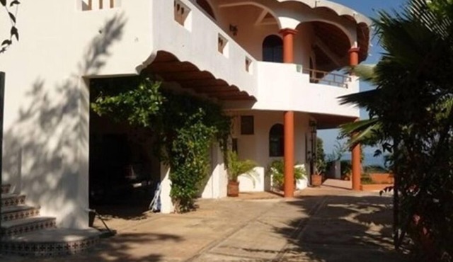 Casa Pelicanos: Oceanfront Home: Beach Vacation Paradise