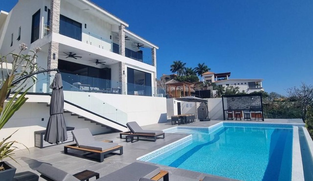 Casa Picos Palace with swimming pool and panoramic ocean view in Huatulco Bays