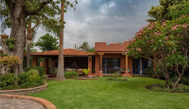 Casita on 1/2 acre of flora beauty. Two arms, , wifi, access to kitchen and TVn