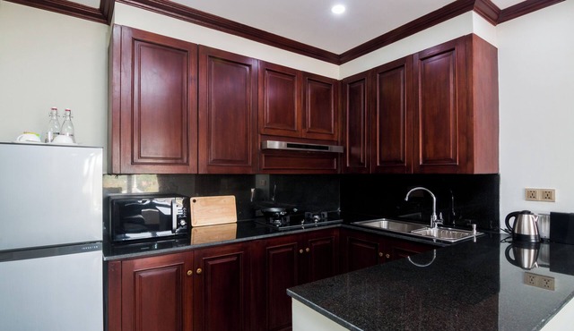 Charming 2-bedroom with Kitchen, Pool, Fitness room