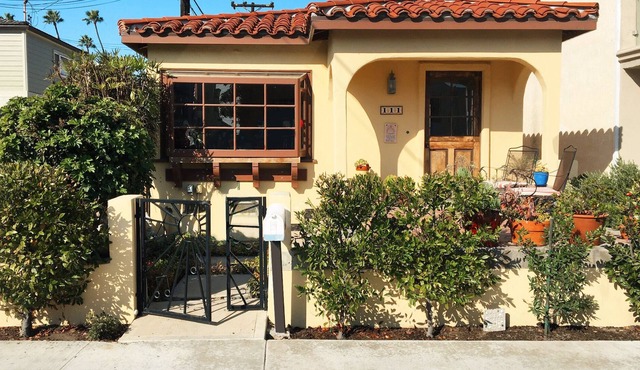 Charming and Historic Seal Beach Bungalow - Steps To The Beach And Main Street in Seal Beach