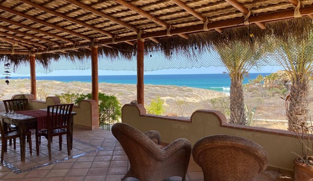 Charming Beach Bungalow with Ocean View, Starlink and AC!