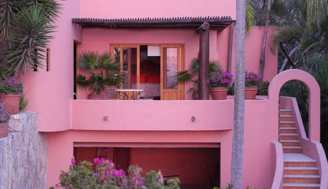 Charming Casita right by the jungle and one block to the beach in San Francisco