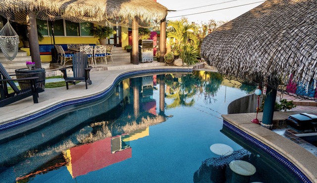 Charming Colorful Beautiful Home with Private Pool close to beaches!